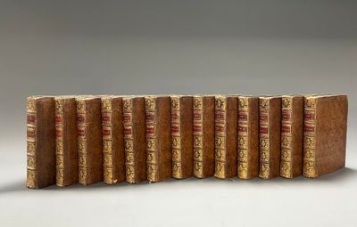 une pile de six livres empilés les uns sur les autres