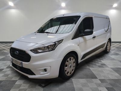 la camionnette blanche est garée sur un sol carrelé en damier