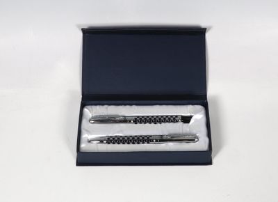 BALMAIN Dans un coffret, deux stylos de couleur argent en da…