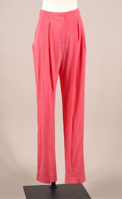 un pantalon rose sur un mannequin, avec une chemise blanche