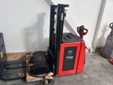 une photo d'un chariot élévateur garé dans un garage