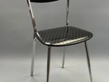 une chaise noire avec une structure en métal et une assise noire