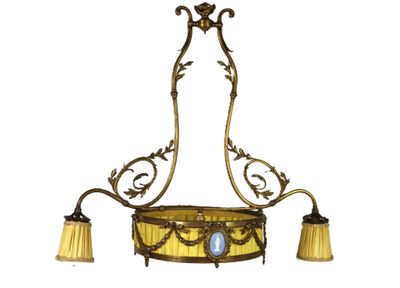 Lustre en bronze éclairant par deux bras de lumière ornée au…