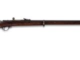 un fusil avec un canon en bois sur fond blanc