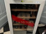 une cave à vin posée dans un coin de la pièce
