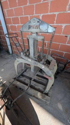 une machine posée par terre à côté d'un mur de briques