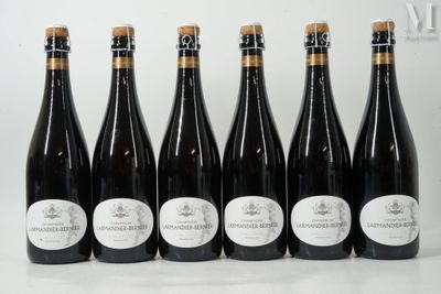 six bouteilles de vin alignées sur une table