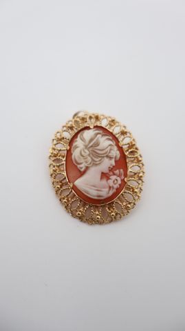 Broche pendentif en or jaune 18 carats 750 millièmes à décor d'un...