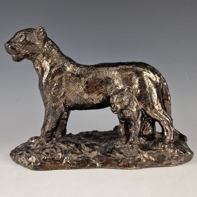 statue d'un chien debout sur un rocher, posée sur un fond blanc