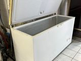 un congélateur coffre blanc posé dans une cuisine