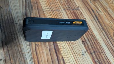 un téléphone portable posé sur un parquet