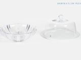 deux plats en verre transparent avec couvercles, posés sur un plan de travail blanc