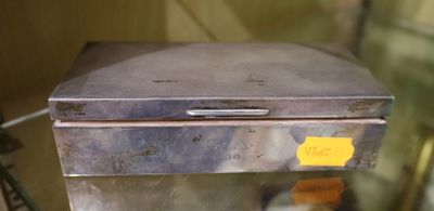 une boîte métallique sur laquelle est apposée une étiquette jaune