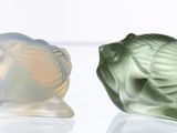 deux figurines en verre posées sur une table