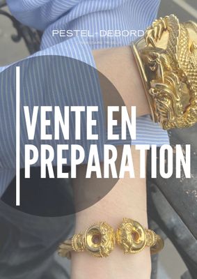 une personne portant un bracelet en or et une chemise bleue
