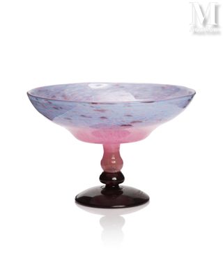 un bol en verre avec un socle violet sur fond blanc