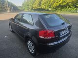 la voiture noire est garée sur le bord de la route