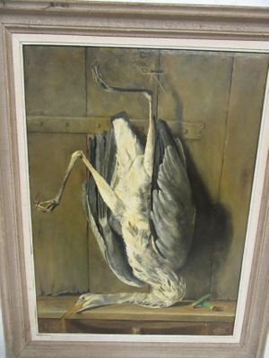 un tableau représentant un oiseau mort accroché au mur