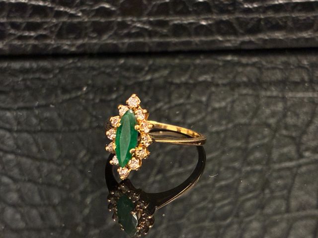 Bague marquise en or 18 carats 750 millièmes à décor d’une émerau...