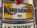 a sign that says karlsbratt le tropic on it