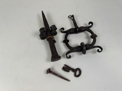une photo représentant une paire de poignées de porte anciennes en fer et leurs vis