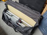 une valise et un trépied posés par terre