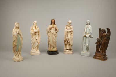 plusieurs statues de Jésus et d'autres figures religieuses sur un fond gris