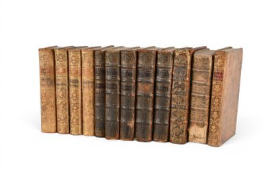 plusieurs vieux livres sont empilés sur une surface blanche