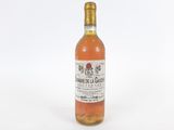 une bouteille de vin posée sur une table blanche