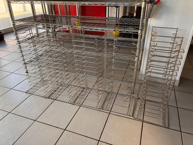 Six échelles à pizza. Frais en sus 14.28%. TVA Récupérable. Pas d...