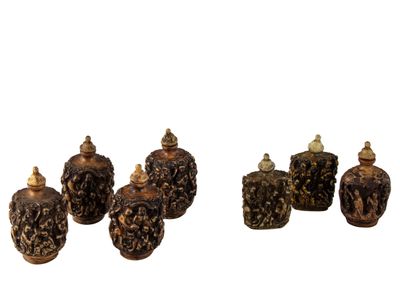 quatre petits vases sont posés sur une surface blanche, sur fond blanc