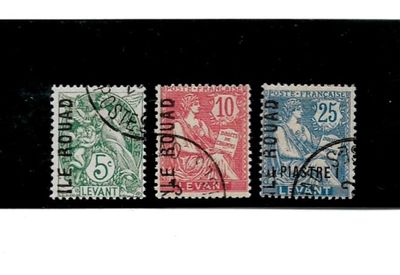 quatre timbres différents sur une surface noire avec un fond blanc