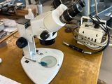 un microscope posé sur une table dans une pièce