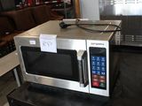 un micro-ondes posé sur une table dans une pièce