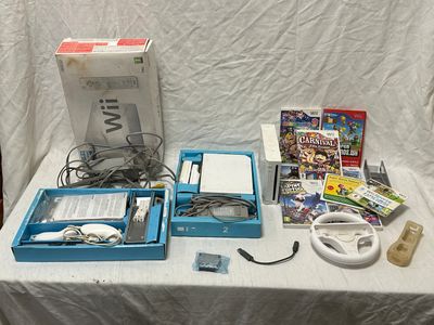 une table sur laquelle se trouvent de nombreux objets
