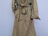 une photo d'un trench-coat sur un présentoir à mannequin