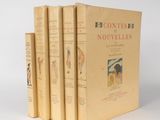 quatre livres sont empilés sur une surface blanche