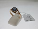 l'image d'une bague en or ornée d'une pierre bleue