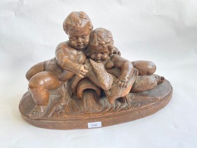 une statue représentant un garçon et une fille en train de lire un livre