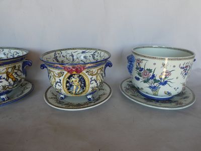 trois tasses et soucoupes ornées de motifs floraux, posées sur une table