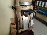 une machine posée sur une table dans une pièce