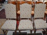 quatre chaises aux assises rembourrées à motifs floraux dans une pièce