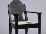 une image représentant une chaise noire avec une assise beige sur fond blanc