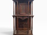 une vieille chaire en bois ornée de sculptures, notamment sur le dessus