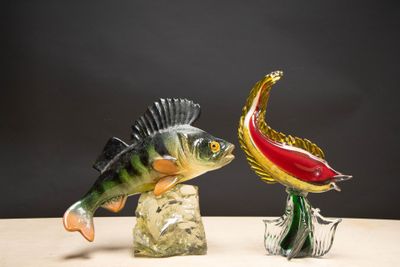 deux figurines représentant un poisson et un poisson posé sur un rocher