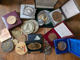 un lot de pièces de monnaie posées sur une table