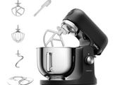 un mixeur noir avec un accessoire de mixage et d'autres accessoires de cuisine