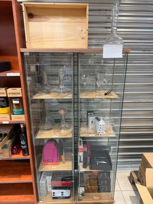 une vitrine en verre contenant de nombreux objets