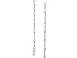 une paire de boucles d'oreilles en diamant sur fond blanc