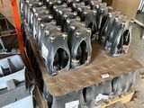 un gros tas de bouteilles en plastique noires posées sur une palette